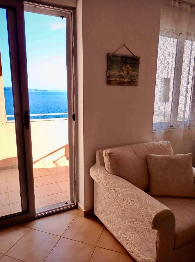 - Port * Sarande